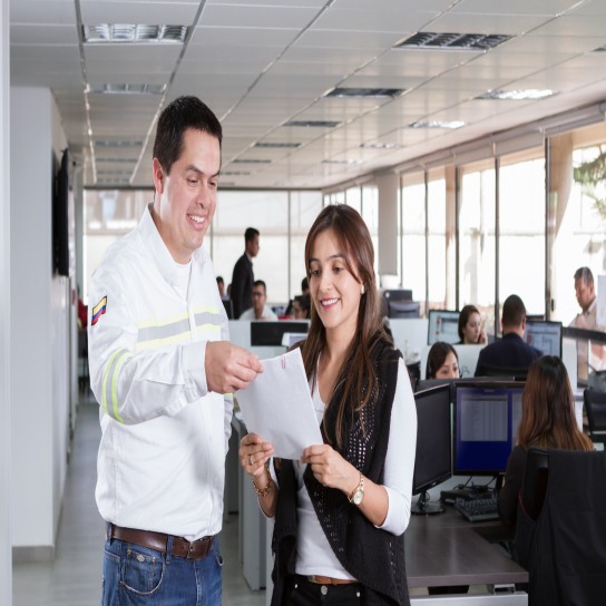 Robinson Munoz in a chat with a woman