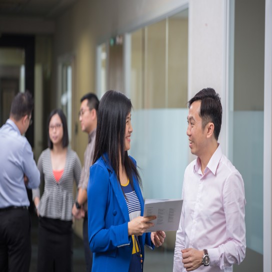 Weiseong Fong in a chat with a woman