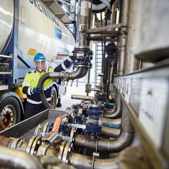 Brenntag Truck filling Rotterdam
