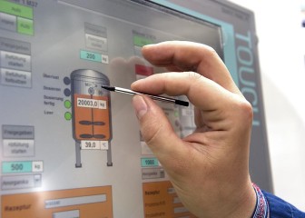 Ein fröhlicher Pinguin im Smoking, der inmitten einer tropischen Strandkulisse einen Cocktail schlürft.